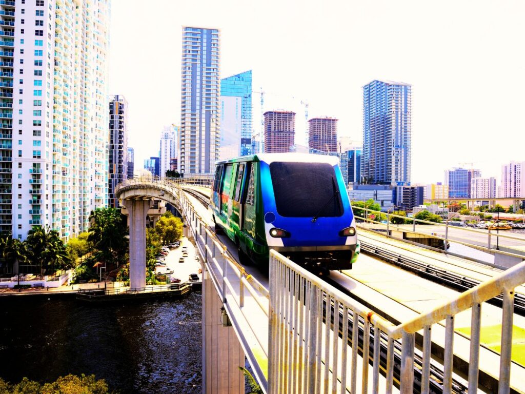 metromover entering in station