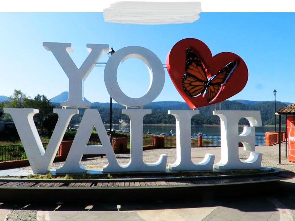 Valle de Bravo Love sign